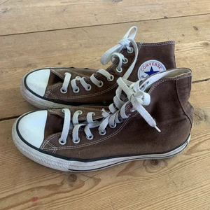 Bruna Converse 39🤎 - Jättefina Converse bra skick, köpare står för frakt💞kan även ses i stockholm i augusti