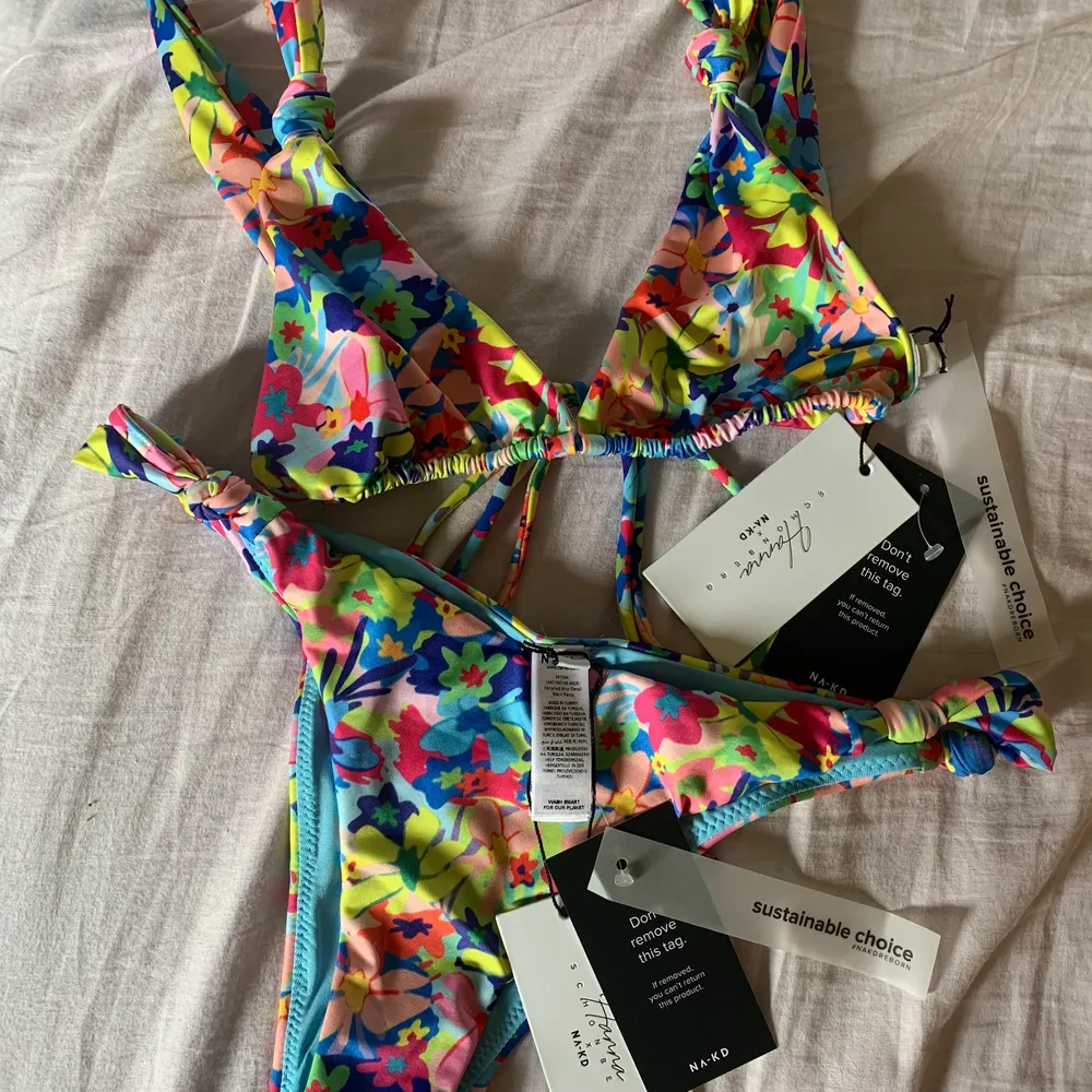 👙Säljs styck vis för 190kr eller hela för 320kr. Bikinin är i storlek M (både överdelen och nederdelen) men jag skulle definitivt säga att både överdelen och nederdelen är en storlek S.   Frakten betalas av köparen - 48kr. Oanvänd bikini från Hanna Schönbergs kollektion med NA - KD som släpptes 25/7 och tog slut bara efter 2 h och hon kommer inte släppa en till release. Säljer för att bikini överdelen inte passade mig.. Övrigt.