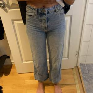 Mom jeans från Hm! Tyvärr blivit för korta för min längd, jag är 1,71 cm! Original priset är 300 kr, Jag säljer de för 200 kr eftersom att de är i bra skick ❤️