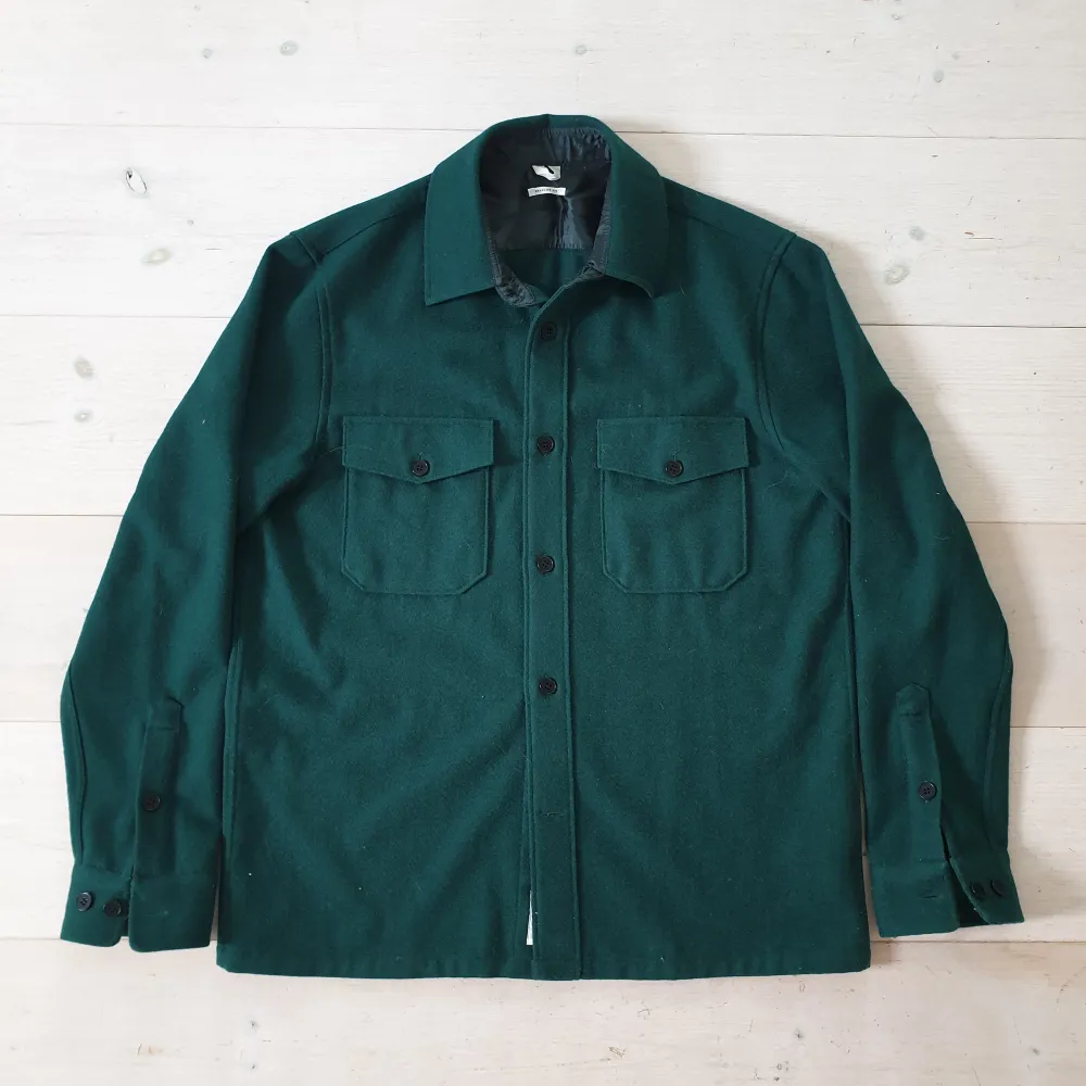 Dehär är en stilren overshirt ifrån Arket, passar perfekt till en kylig sommarkväll eller en dag i höst, tröjan passar till allt, storleken är 50 vilket motsvarar en L men passar mig perfekt som är M då jag vill ha de lite större, vid frågor är det bara att kontakta mig! Frakt tillkommer på 66kr!. Skjortor.