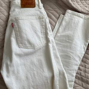Super snygga Levis jeans som knappt är använda då dom var för stora för mig förra sommaren när jag köpte dom. Storlek 25/26 och skulle säga att det passar xs och s💖💖 