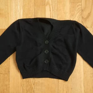 Black cropped cardigan - Säljer min fina fitted svart cropped cardigan. Kondition: jättebr, använts knappt. Storlek: xxs/xs. Bud start från 100 kr + frakt. Ignorera hashtagen