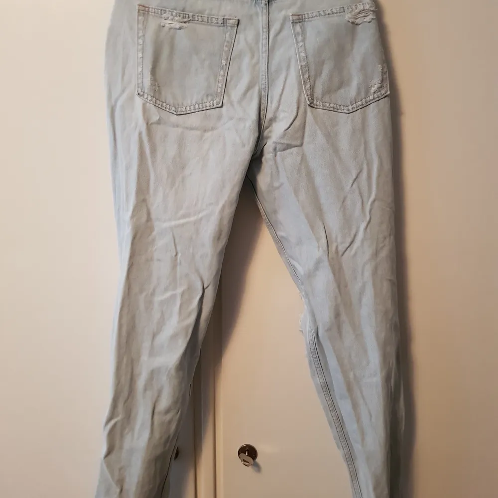 Blåa jeansbyxor i storlek 36. Har broderier på sig. Hålen var på dem vid köp. Köpt på H&M.. Jeans & Byxor.
