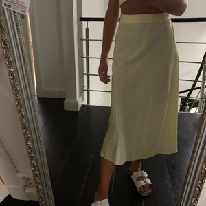 långkjol 💕💕 - suuuuuper fin långkjol i silkesmaterial från veromoda😇😇 