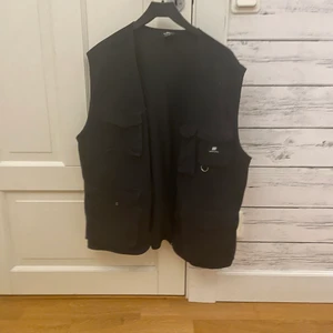 Sweet sktbs väst i svart, storlek L - Vanlig street väst som passar ungefär till allt, skicket är helt okej men är inte sliten eller nägra hål