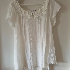 Söt blus från Kapp Ahl - Söt blus från Kapp Ahl, liten volangarm och fina detaljer runt urringningen. I bra skick!