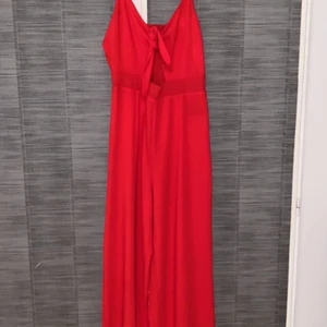 Byxdress - En fin byxdress som man knyter själv. Dragkedja där bak. Använd ett fåtal gånger. Säljer pågrund av för liten.