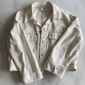 MONKI Jacka - Jacka från Monki. Använd men i fint skick, en liten fläck på ena ärmen går säkert bort i tvätten. Frakten är spårbar och ingår i priset 