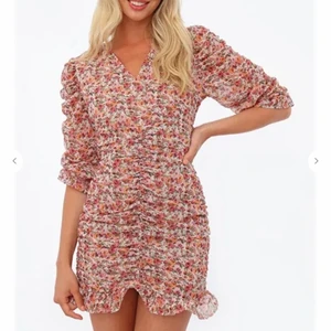 Oanvänd klänning från chiquelle  - En oanvänd blommig, tajt klänning från chiquelle med lapparna kvar. Stl L men skulle säga att de passar mer som en M eller lite större S. Nypris 599kr, hör av er vid fler bilder!💞