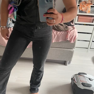 Zara jeans - Säljer dessa jeans från Zara som är använt ett fåtal gånger. Passar storlek XS-M beroende på hur man vill att de ska sitta. Vill man att de ska sitta som på bilden så passar de storlek M men om man vill att de ska sitta löst och kanske lågmidjat passar de storlek XS/S. 150 kr!💗