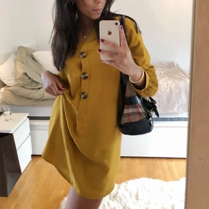 Orange klänning från Zara storlek S  - Orange långärmad klänning från Zara. Använd 2  gånger, så nästan som ny! - Storlek S 💘