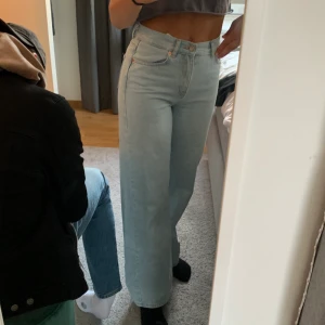 Jeans  - Jeans från junkyard, inge fel på dem, inga fläckar eller annat, säljer för har blivit försmå. Köpta för 700 och säljer dem för 300. Skriv vid fler bilder