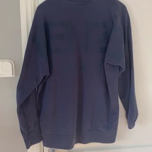 Kenzo sweatshirt  - En överfet kenzotröja som är använd fåtal gånger. Tröjan har inga större flawes. Denna tröjan är inköpt för 2 399kr men jag säljer den för 700kr. Den är i storlek xs men är overshit och passar en s eller m också! 