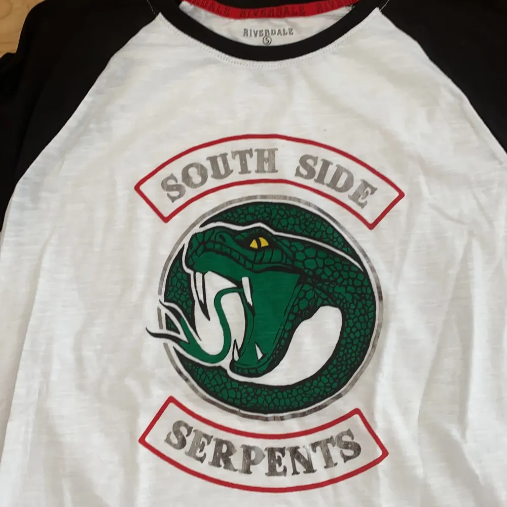 South side Serpents långärmad t-shirt Unisex i stl S (stor) . T-shirts.