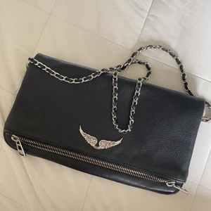 Zadig & Voltaire väska  - Säljer min svarta Zadig väska då den inte kommer till så mycket användning. Köpt i Paris och påse, dustbag och kvitto finns. Även båda banden medföljer. 