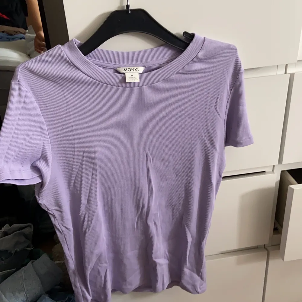 En fin lila tshirt från MONKI, aldrig använt. 💜. T-shirts.