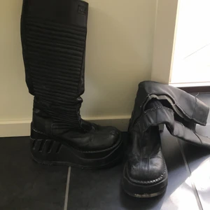 Coola boots - Tuffa höga boots i Stl 38. Cool platåsula och högt skaft. Tecken på användning finns men de har besökt skomakare så de är hela o redo att användas!! Möts helst i Stockholmsområdet. Snabb affär=bättre pris.