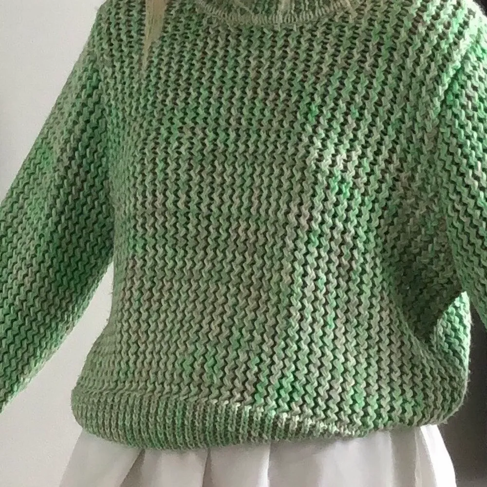 Såå fin grön stickad tröja från HM. Storlek M. Perfekt till en kjol/klänning. Köpt förra sommaren och är sparsamt använd. Frakt ingår ej i pris (66kr)💖💚💛. Stickat.