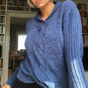 Så cool tjocktröja! - Ball stickad tröja med unik krage! Köpt secondhand men oanvänd av mig så i fint skick🥰🥰 