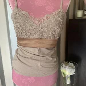 Linne från Danska Sand  - Super fint linne med många snygga detaljer. I nyckick 