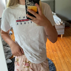 Tommy hilfiger tröja - Använd fåtal gånger, storlek xs/s. Köpt för 200 och säljer för 120 eller mindre