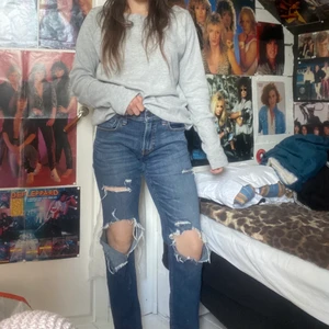 Hollister jeans - Jeans i fint skick köpta begagnat och använt några gånger sjävl. Dom är stretchiga. Dom är en skinny fit men sitter lösare på mig då dom ej är i min strolek. 