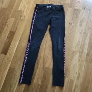 Grå flicktights. 158. 20:- - Grå tights med rosa revär med texten ”You Rock I Rock” Lite urtvättade men bekväma