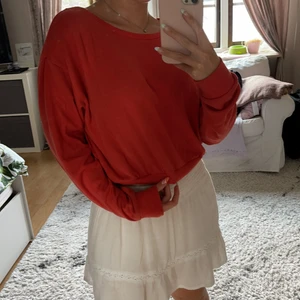 Orange tröja  - Säljer denna helt galet sköna tröja för den kommer inte till så mycket användning:/ den är super mjuk och skön att ha på sig, inga defekter! Skriv för fler bilder eller om du har några frågor💗kolla gärna in de andra jag säljer💗