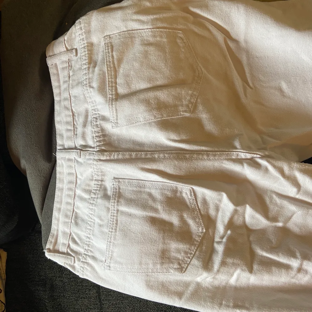 Snygga Vita jeans! Storlek 40💕 Används ej men sitter snyggt på enligt mig! Fickor både fram och bak! FRAKT INGÅR I PRISET. Jeans & Byxor.