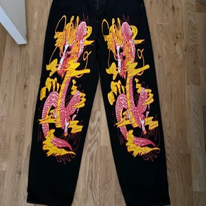 Jeans med mönster  - Säljer dessa coola drakjeans för att de inte riktigt var min stil och kom inte till användning! Är 1.60 och byxorna är i storleken s 