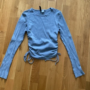 Grå tröja med snörning från Hm strl S - Grå tröja med snörning på sidorna från h&m i storlek S. Färgen syns tydligare på bild nummer 2 men den är lite mörkare i verkligheten. 