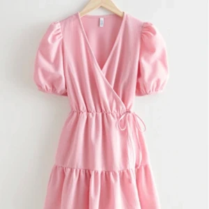 Puff Sleeve Mini Wrap Dress Pink - En jättefin rosa klänning från & other stories💗 säljer då de inte var min stil. Har prislappen kvar 💗