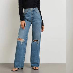 Säljer minna mörkblåa jeans från Ginatricot. Köpta för 599kr säljer dom för 200kr pgv att dom är för stora för mig och som aldrig kommit till användning tyvärr 💗