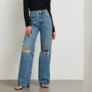 Jeans  - Säljer minna mörkblåa jeans från Ginatricot. Köpta för 599kr säljer dom för 200kr pgv att dom är för stora för mig och som aldrig kommit till användning tyvärr 💗