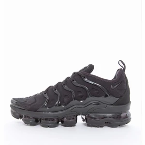 Nike vapormax plus - Storlek 43 köptes för 4-5 månader sen skick 10/10 kvitto och box medföljer och de är väldigt fräscha nypris 1800