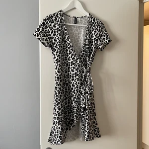 Klänning  - Leopard klänning i svart/vit från HM, storlek 36, passar även 34. Köparen står för frakten 🙂