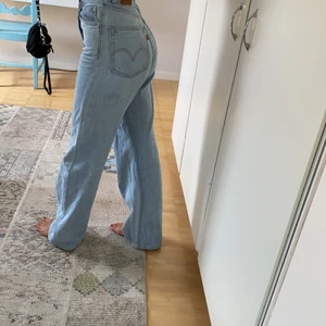 Levi’ high loose jeans  - Ett par somriga ljusblåa Levi’s i fint skick som endast används ett fåtal gånger. Dom är i storlek 24 och längden är perfekt (jag är 163cm). Vid frågor kom privat😊