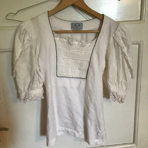 Blus med puffärmar🤍 - Superfin vit blus med puffärmar! Tror den är lite inspirerad av tyska folkdräkter! Passar mig som har storlek S/M❤️❤️ Frakt ingår ej!