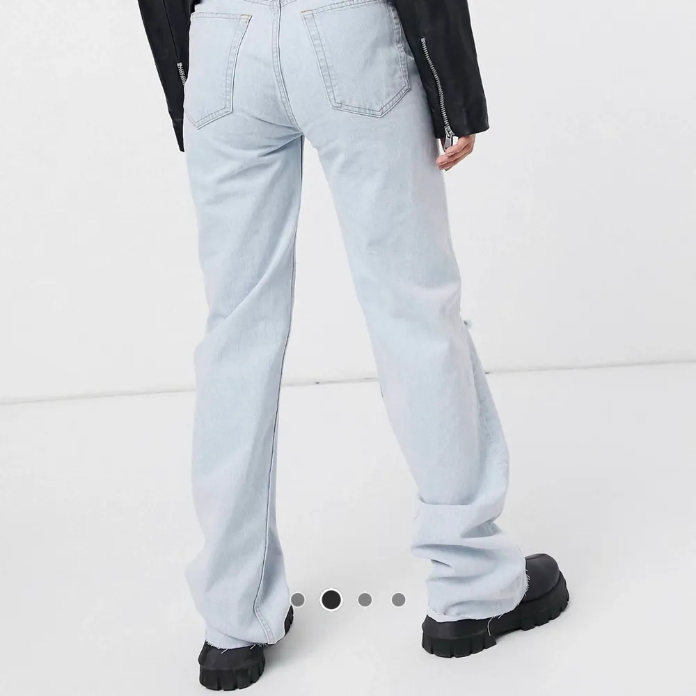 Säljer dess snygga jeans feån ASOS som jag inte har fått någon användning av❤️. Jeans & Byxor.