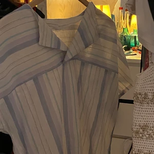 Somrig blus<3  - En sån otroligt fin och somrig blus, som tyvärr inte kommer till användning längre! Det framgår varken storlek eller märke, men passar på mig som oftast bär S!!