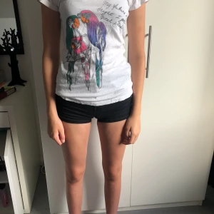 Tshirt med tryck - Knappt använd, väldigt bra skick. Säljer då den inte används. Det är min lillasyster som har på sig den på bilden💕 Köparen står för frakt men kan samfrakta om man vill ha mer.