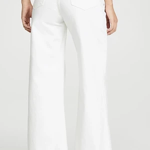 Rollas utsvängda vita jeans - Begagnat skick. Midja 28. Australienskt märke Rollas men köpt på Zalando. 