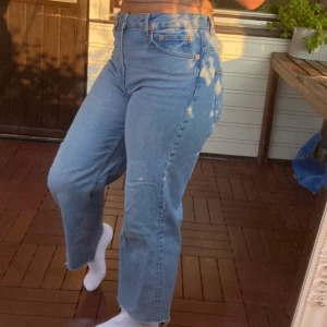 Raka ljusa jeans - Ljusa jeans i rak modell. Säljer då jag tycker dem är lite korta till mig (jag är 177). Passar M-L. Först till kvarn 💙