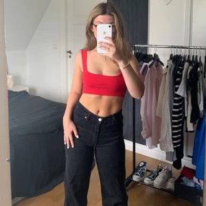 Zara topp - En röd söt topp köpt på zara för inte alls länge sedan, därmed bara använd en gång💓 Skriv vid intresse, köparen står för frakten :)