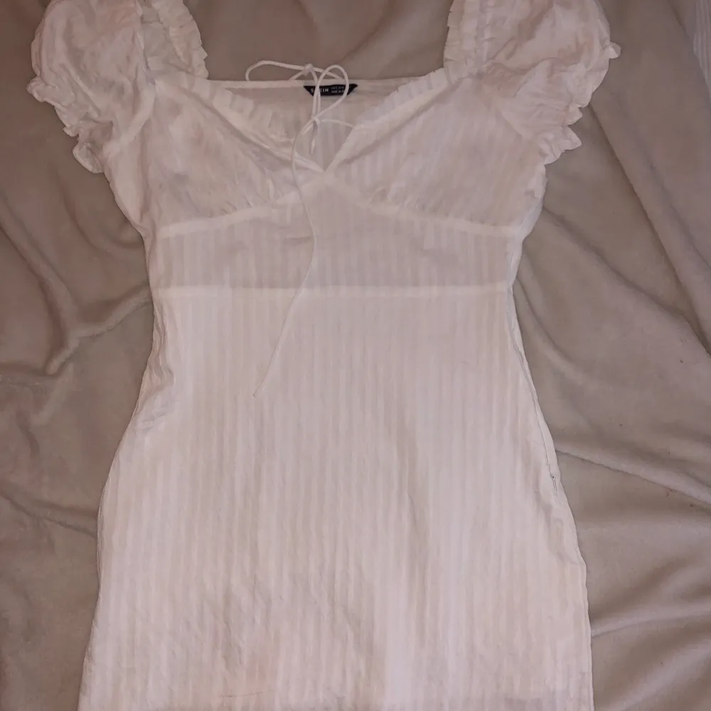 Söt vit klänning i stl s. Dubbla lager tyg i kjolen. Inget stretch så passar enbart för en liten S.. Klänningar.