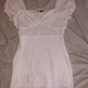 Söt vit klänning i stl s. Dubbla lager tyg i kjolen. Inget stretch så passar enbart för en liten S.