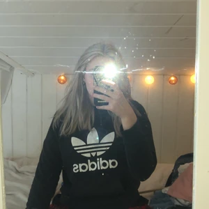 Addidas hoddie äkta stl M - Normal passform. Trycket är något slitet. Köpt på junkyard för några år sedan.