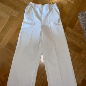 Gina byxor - Vita byxor från Gina Tricot. Använda 2 gånger. Storlek S och passar perfekt på mig som är 167 cm lång. 