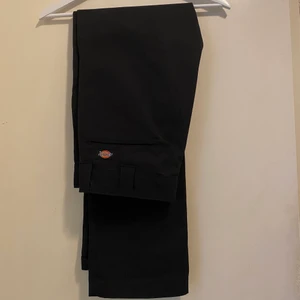 Dickies byxor - Säljer mina svarta dickies byxor i nyskick. Passar s-m 649kr på junk yard. (Andra bild lånad)🤍 säljer en likadan byxa med annan färg båda för 600kr plus frakt.