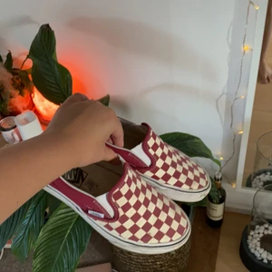 Rödrutiga Vans - Säljare dessa superfina rödrutiga Vans som knappt är använda och är i bra kvalitet. 🥰❤️Säljer då de inte kommer till användning 😊. Köpare står för frakt:)